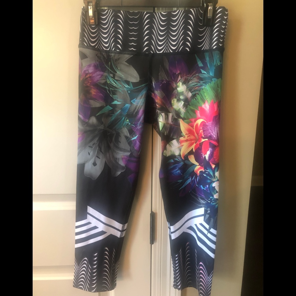 ONZIE FLOW YOGA CROP LEGGINGS TROPICAL PRINT WITH STRIPES POCKET AT WAIST S/M